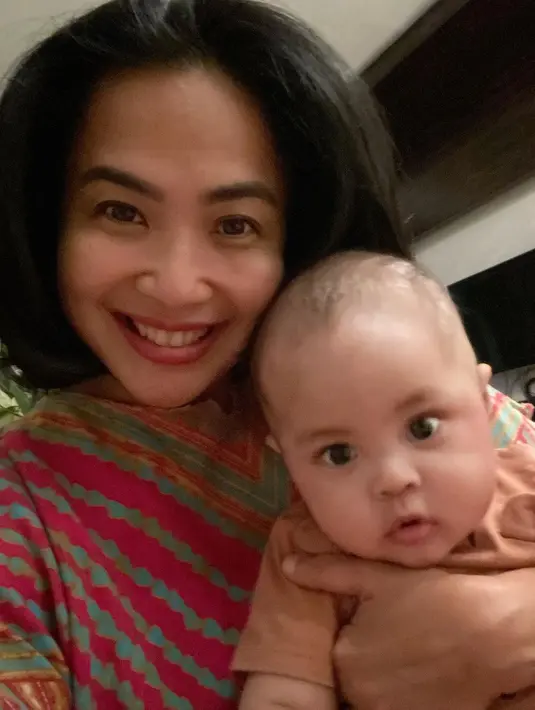 Seleb Gendong Cucu (Instagram/fenirose)