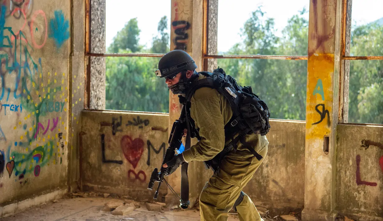 Seorang tentara Israel terlihat di Dataran Tinggi Golan yang diduduki Israel pada 18 November 2020. Militer Israel mengatakan pada Rabu (18/11) bahwa pihaknya melancarkan sejumlah serangan udara terhadap tentara Suriah dan pasukan Iran di Suriah. (Xinhua/JINI/Gil Eliyahu)