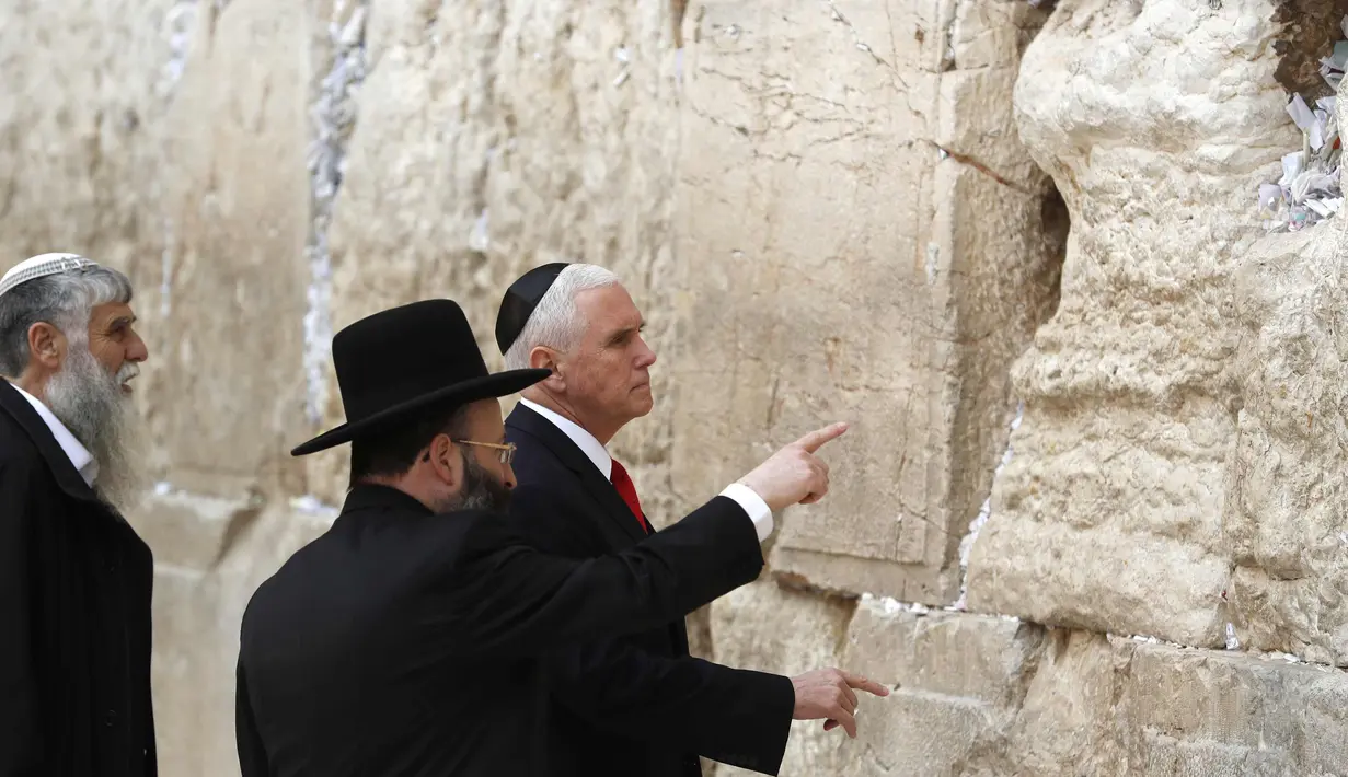 Wakil Presiden AS Mike Pence mengunjungi Tembok Barat Yerusalem (23/1). Mike Pence berjanji untuk memindahkan kedutaan ke kota yang disengketakan tersebut pada akhir tahun 2019. (AFP Photo/Thomas Coex)