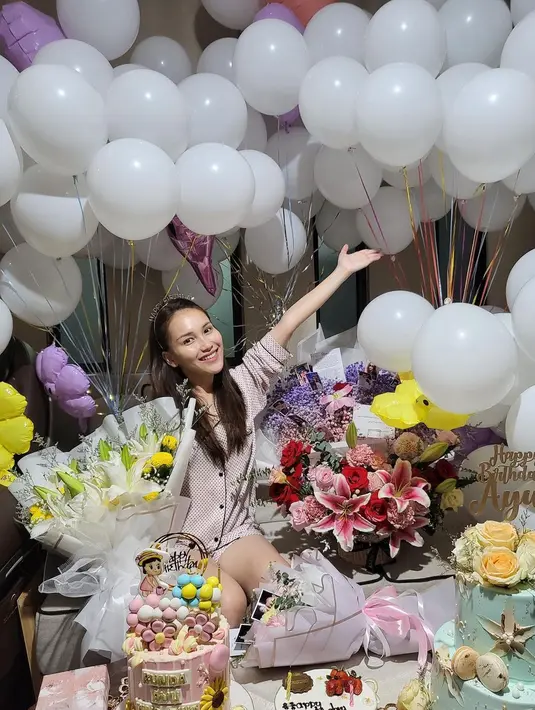 Bak taman bunga, ulang tahun pemeran Rosmalina ini mendapatkan banyak buket bunga.  Baik dari keluarga maupun sahabat. [Instagram/ayutingting92]
