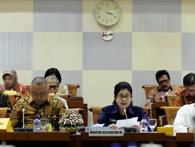 Menteri Kesehatan Nila Moeloek saat Rapat Dengar Pendapat (RPD) dengan Komisi IX DPR, di Kompleks Parlemen Senayan, Jakarta, Senin (27/8). (Liputan6.com/JohanTallo)