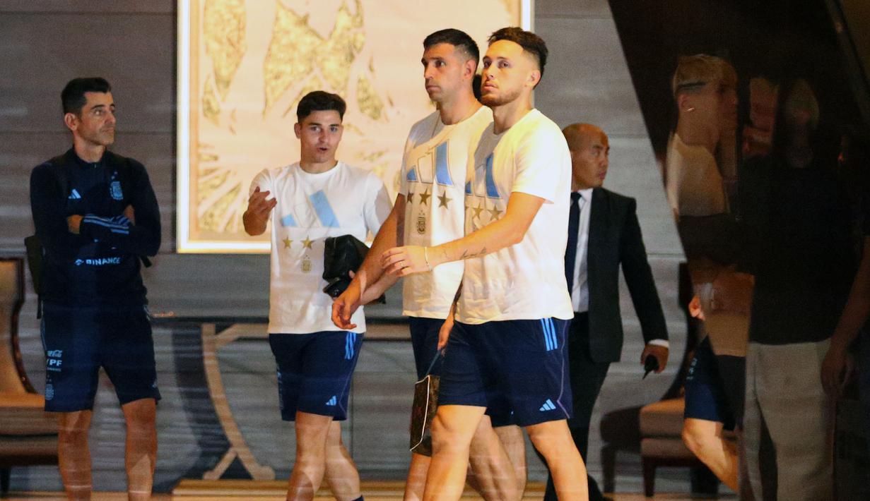 Pemain Timnas Argentina, Julian Alvarez (kiri) dan Emiliano Martinez (tengah) dan Lucas Ocampos, saat tiba di hotel setelah menjalani latihan di Stadion Utama Gelora Bung Karno, Jakarta, Sabtu (17/6/2023). (Bola.com/Bagaskara Lazuardi)