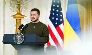 Presiden Ukraina Volodymyr Zelenskyy berbicara dalam konferensi pers dengan Presiden Amerika Serikat Joe Biden di Ruang Timur Gedung Putih, Washington, Amerika Serikat, 21 Desember 2022. Gedung Putih berkonsultasi dengan Zelenskyy tentang keamanan, termasuk risiko tindakan Rusia saat dia berada sebentar di luar negeri. (AP Photo/Andrew Harnik)
