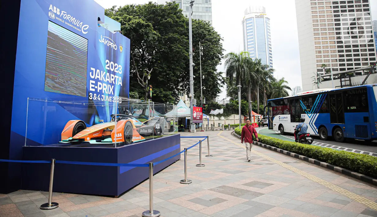 Replika mobil balap listrik Formula E dipamerkan di Bundaran HI, Jakarta, Senin (27/3/2023). (Liputan6.com/Faizal Fanani)