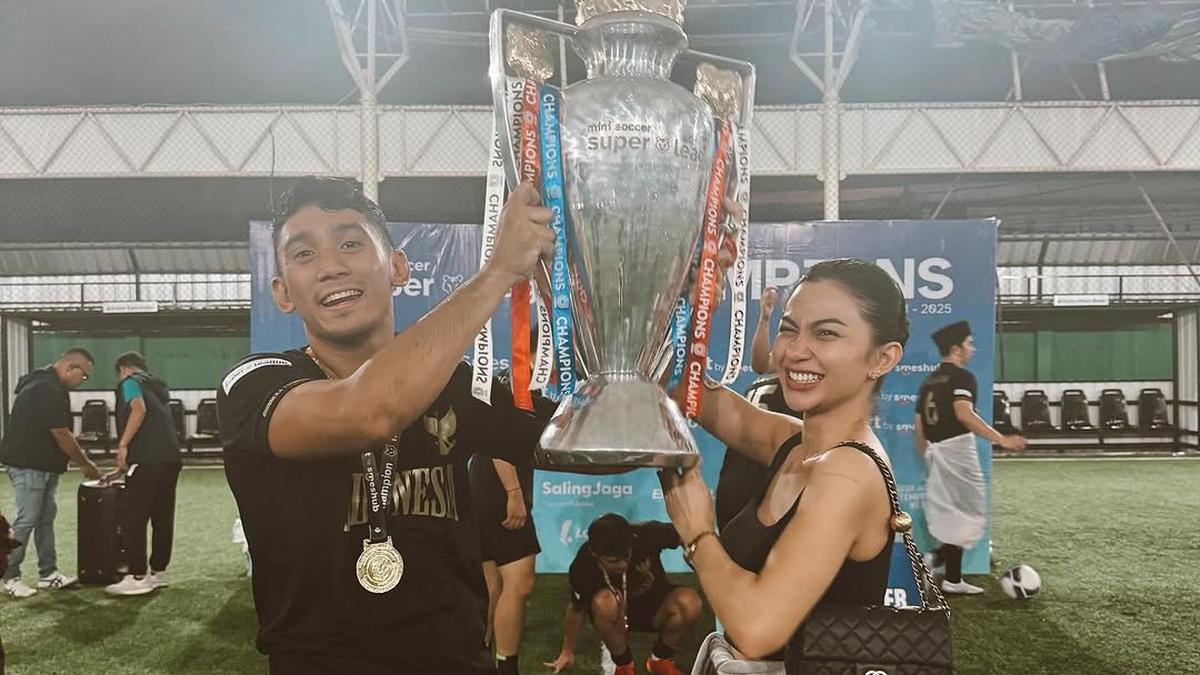 Ariel Tatum Ikut Angkat Piala Kemenangan Daffa Wardhana saat Tanding Bola: Congratulations champpp