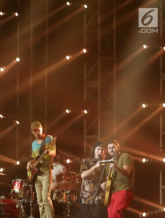 Penampilan Band asal Denmark, Lukas Graham saat konser bertajuk Lukas Graham The Purple Asian Tour-Live in Jakarta 2019 di The Kasablanka Hall, Mal Kota Kasablanka, Jakarta (1/10/2019). Ini merupakan penampilan pertama Lukas Graham di Indonesia. (Fimela.com/Bambang E. Ros )