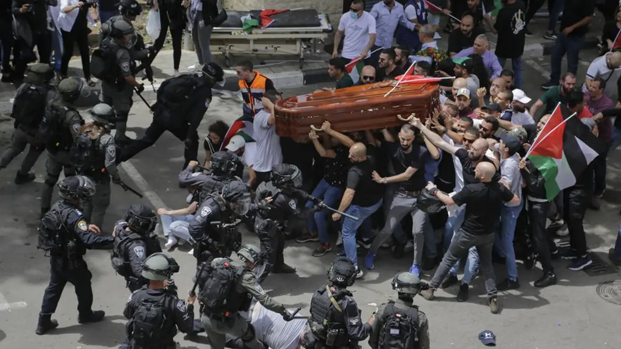 Polisi Israel berhadapan dengan pelayat saat mereka membawa peti mati jurnalis veteran Al Jazeera yang terbunuh, Shireen Abu Akleh selama pemakamannya di Yerusalem timur, Jumat, 13 Mei 2022. (Foto AP/Maya Levin)