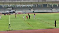 Luke Vickery (putih) dan Mathew Baker (merah) ikut serta dalam sesi internal game Timnas Indonesia di Stadion Madya GBK, Jakarta, Sabtu (30/5/2026). (Bola.com/Hery Kurniawan)