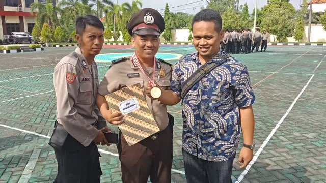 Bripka Fandi mendapat penghargaan dari Kapolres Probolinggo (Dian Kurniawan/Liputan6.com)