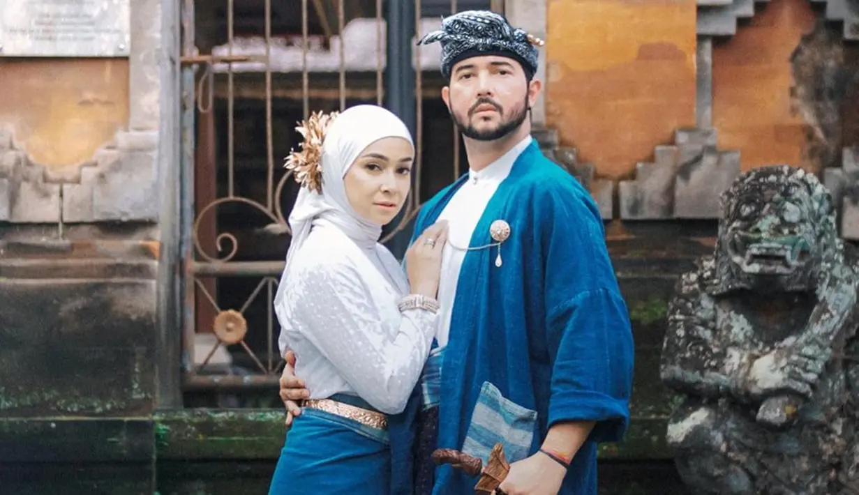 Kehidupan rumah tangga pasangan selebriti ini memang jauh dari sorotan publik. Sudah 7 tahun hidup bersama, Aryani Fitriana dan Donny Michael memang selalu romantis. Kali ini tampil kompak mengenakan baju adat Bali bernuansa biru dan putih. (Liputan6.com/IG/@aryanifitriana24)