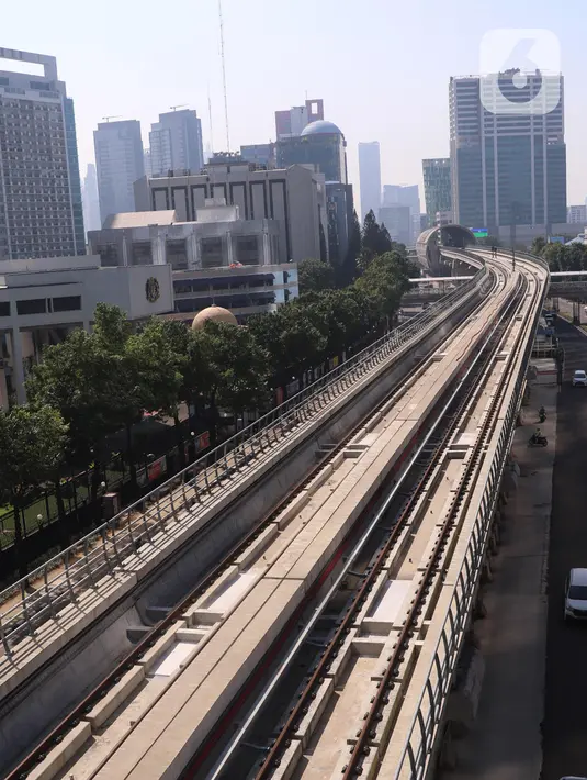 Suasana Lintas Raya Terpadu (LRT) di kawasanan Kuningan, Jakarta, Sabtu (31/7/2021). Pembangunan LRT Jakarta-Bogor-Depok-Bekasi (Jabodebek) Tahap I telah mencapai 85,75 persen dan di targetkan beroprasi pada pertengahan tahun 2022. (Liputan6.com/Angga Yuniar)