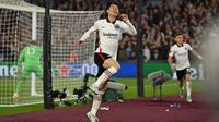 Pemain Frankfurt Daichi Kamada merayakan gol ke gawang West Ham di leg pertama semifinal Liga Europa (AFP)