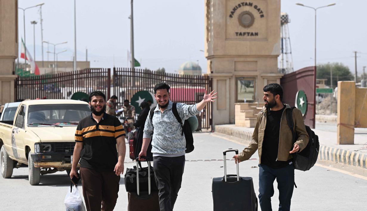 Sempat terjadi kepadatan di terminal transportasi di beberapa kota saat warga berusaha mencapai perbatasan antara Iran dan Pakistan. Tampak dalam foto, warga Pakistan berjalan melintasi perbatasan Taftan, di provinsi Balochistan, Iran pada Selasa 3 Maret 2026, di tengah serangan Amerika Serikat dan Israel yang terus memanas. (Banaras KHAN/AFP)