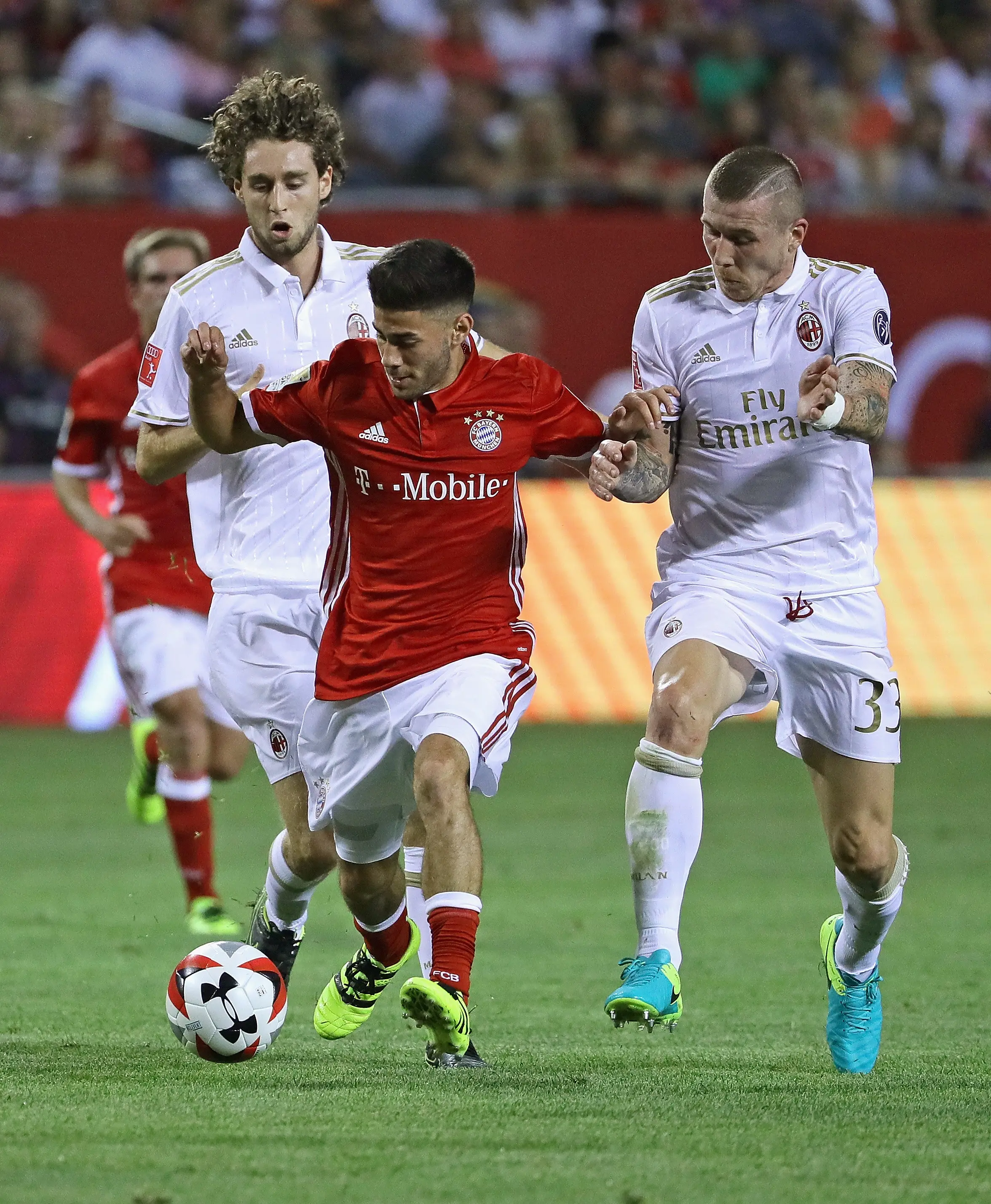 Niccolo Zanellato (kiri) membela AC Milan pada laga International Champions Cup 2016 melawan Bayern Munchen. (AFP/Jonathan Daniel)