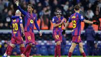 Pertandingan yang digelar di Stadion RCDE, Sabtu 3 Januari 2026 waktu setempat atau Minggu (4/1/2026) dini hari WIB berakhir dengan skor 2-0 untuk kemenangan tim tamu, Barcelona. Tampak dalam foto, penyerang Barcelona asal Spanyol, Lamine Yamal dan rekan-rekan setimnya merayakan keunggulan saat pertandingan pekan ke-18 Liga Spanyol 2025/2026 melawan RCD Espanyol di Stadion RCDE, Sabtu 3 Januari 2026 waktu setempat atau Minggu (4/1/2026) dini hari WIB. (MANAURE QUINTERO/AFP)