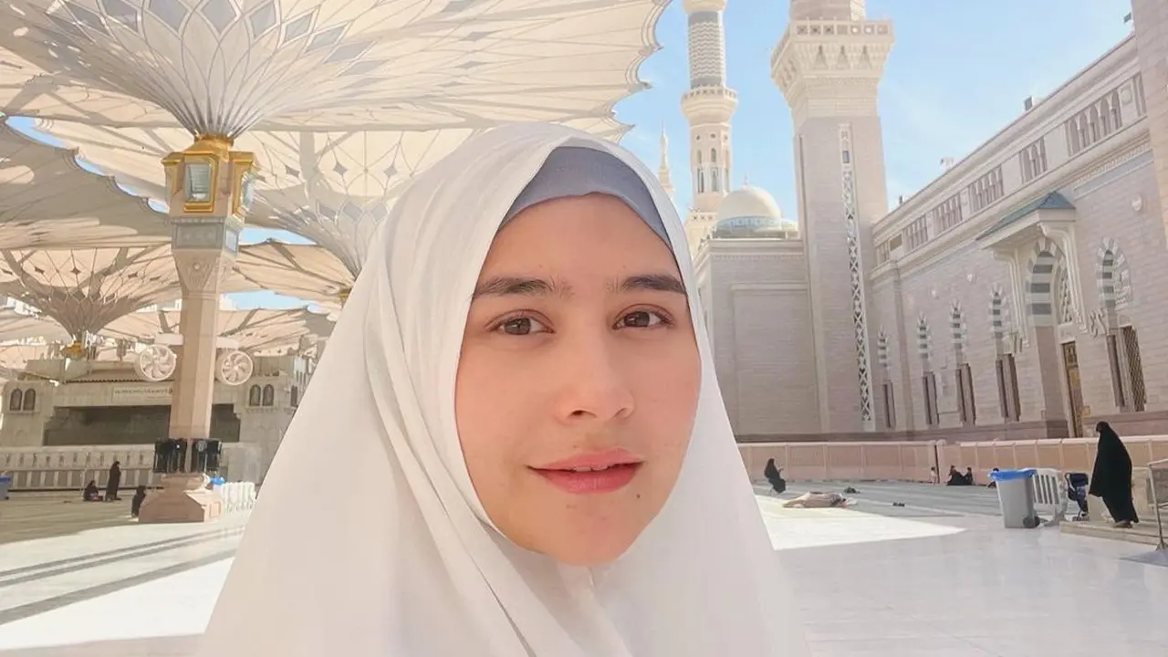 7 Potret Prilly Latuconsina saat Jalani Ibadah Umroh, Penampilan Berhijab Curi perhatian