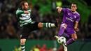 Striker Real Madrid, Lucas Vazquez (kanan), berduel dengan bek Sporting CP, Bruno Cesar, pada laga kelima Grup F Liga Champions di Estadio Jose Alvalade, Selasa (22/11/2016). (AFP/ Patricia De Melo Moreira)