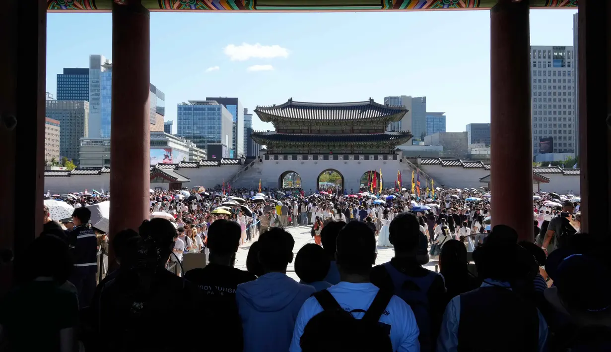 Untuk diketahui, Chuseok merupakan momen untuk bersyukur atas hasil panen, mempererat hubungan keluarga, sekaligus merayakan kekayaan budaya Korea. (AP Photo/Ahn Young-joon)