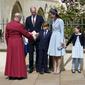 Pangeran William dan Kate Middleton mengajak Pangeran George dan Putri Charlotte merayakan Paskah di Kapel St.George, Istana Windsor, 17 April 2022. (dok. Andrew Matthews / POOL / AFP)