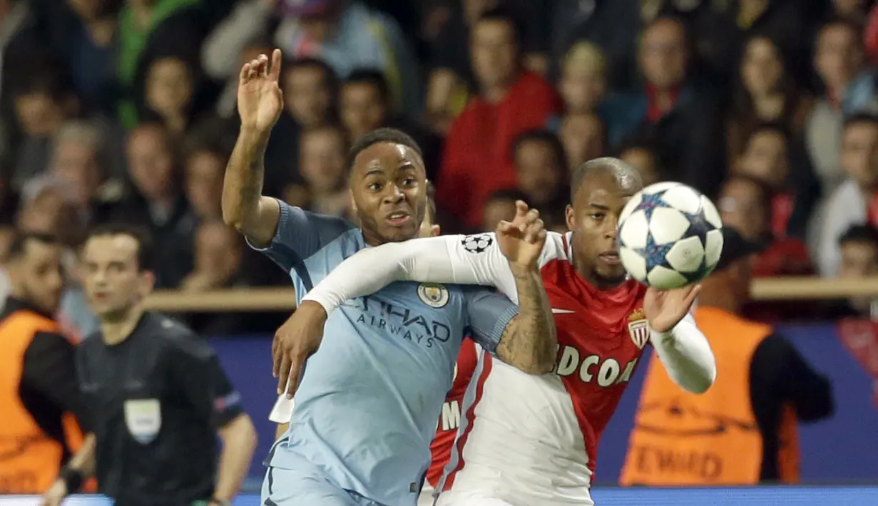 Pemain Manchester City, Raheem Sterling (kiri) berusaha merebut bola dari pemain AS Monaco, Djibril Sidibe pada leg kedua Babak 16 Besar Liga Champions di Louis II stadium, Monaco, Rabu(15/3/2016). Manchester City kalah 1-3. (AP/Claude Paris)