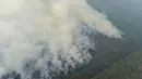 Pemandangan lahan yang terbakar dari atas helikopter di Pelalawan, Provinsi Riau, Kamis (17/9/2015). Asap dari kebakaran hutan ini mengakibatkan aktivitas warga Riau dan sekitarnya terganggu (AFP Photo/Adek Berry)
