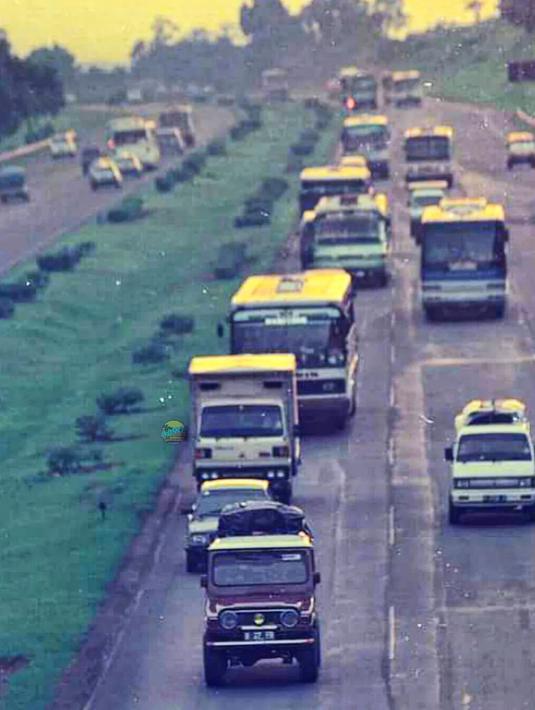 Ruas jalan Tol Jakarta-Cikampek medio 1990an. Mobil-mobilnya sungguh mengundang memori. (Source: Instagram/@groupotomotif1990)