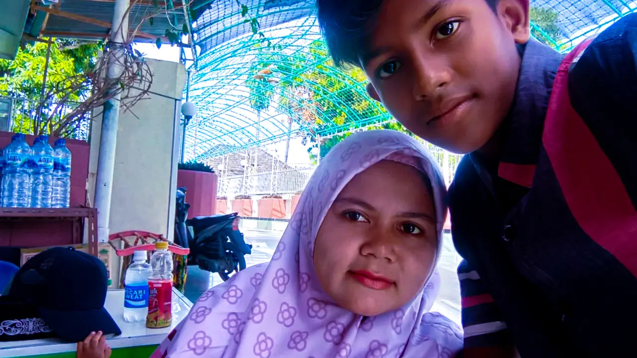 Hubungan layaknya ibu dan anak terjalin antara seorang ibu asal Bireuen, Aceh, dengan dua orang bocah Muslim-Rohingya yang sempat menjadi pengungsi di Serambi Makkah (Liputan6.com/Istimewa)