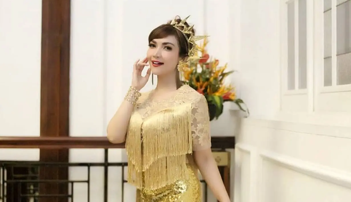 "Kurang lebih lima nama. Ya ada yang rekan artis, ada yang di luar artis," kata Irsan Gusfrianto di Polda Metro Jaya, kawasan Semanggi, Jakarta Selatan, Selasa (27/2/2018). (Instagram/roro.fitria1989)