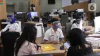 Pemohon melakukan pengajuan administrasi di mal pelayanan publik, Jakarta,Rabu (17/6/2020). Mal Pelayanan Publik (MPP) Provinsi DKI Jakarta kembali melayani masyarakat dengan tatap muka dengan tetap mengikuti protokol kesehatan pencegahan Virus Corona.  (Liputan6.com/Angga Yuniar)