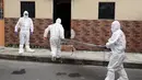 Polisi dan petugas kedokteran forensik mengambil jenazah korban virus corona COVID-19 dari sebuah rumah di Guayaquil, Ekuador, Kamis (27/3/2020). Melihat banyaknya jenazah di Guayaquil, diduga korban tewas akibat COVID-19 di Ekuador lebih banyak dari angka resmi. (Guayas Government/AFP)