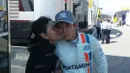 Pebalap Manor Racing asal Indonesia, Rio Haryanto, disambut ciuman sang bunda, Indah Pennywati, setelah balapan F1 GP Spanyol di Sirkuit Catalunya, Spanyol, Minggu (15/5/2016). (Bola.com/Reza Khomaini)