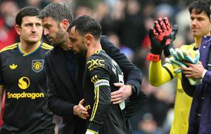 Pelatih sementara Manchester United asal Inggris, Michael Carrick, memberi selamat kepada gelandang Manchester United asal Portugal bernomor punggung 08, Bruno Fernandes, setelah pertandingan Liga Inggris antara Sunderland dan Manchester United di Stadion of Light di Sunderland, timur laut Inggris, pada 9 Mei 2026. (ANDY BUCHANAN/AFP)