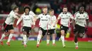 Berkat hasil ini, Fulham berhak lolos ke babak perempat final alias 8 besar Piala FA musim ini. Sementara itu, langkah MU selaku juara bertahan harus terhenti sampai di sini. (AP Photo/Jon Super)