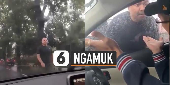 VIDEO: Pengendara Mobil Ngamuk Pukul Mobil Pengendara Lain di Jalan
