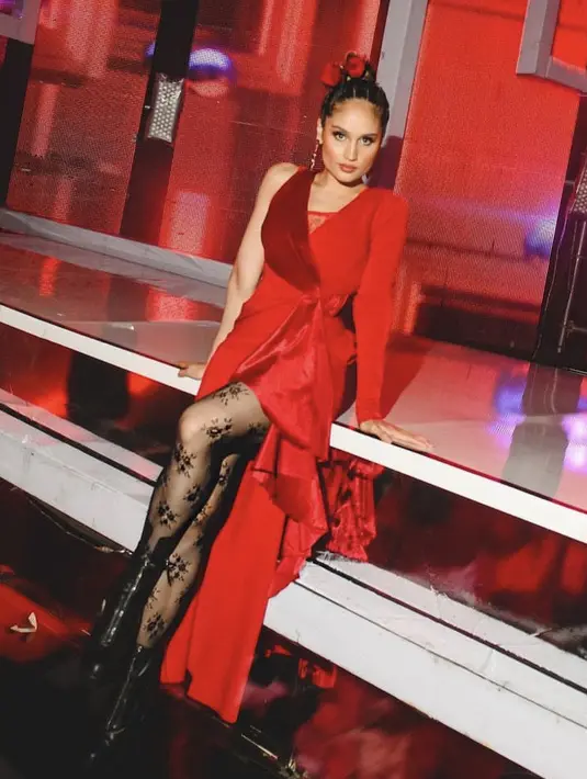 Gaun merah pun membalut Cinta Laura dipadukan stocking hitam bunga-bunga dan sepatu boots hitamnya.  Credit: (@claurakiehl)