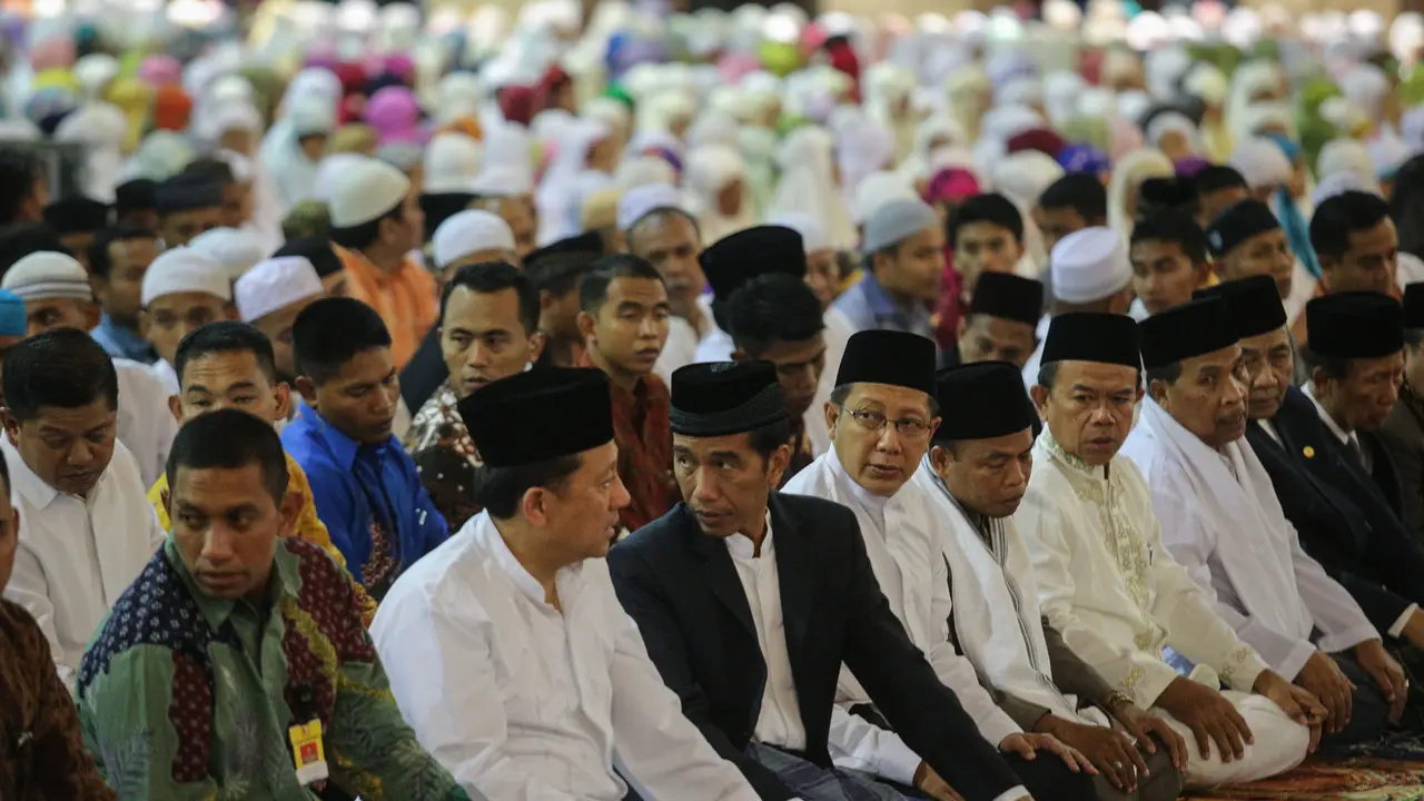 Berkoko Putih, Jokowi Salat Tarawih Perdana di Masjid Istiqlal