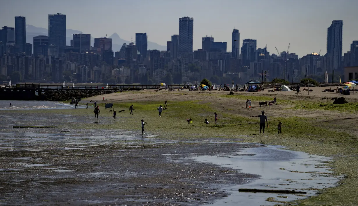 Environment Canada awalnya mengeluarkan sekitar dua lusin peringatan namun kemudian diperluas – dan hampir dua kali lipat – pada hari Minggu. (Ethan Cairns/The Canadian Press via AP)