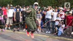 Aktris Tya Ariestya bermain lompat tali saat Car Free Day di kawasan bundaran Hotel Indonesia, Jakarta, Minggu (12/6/2022). Tya Ariestya menjaga tubuh tetap bugar dengan berolahraga salah satunya lompat tali. (Liputan6.com/Herman Zakharia)