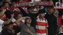Suporter memberi sikap hormat saat menyanyikan lagu kebangsaan Indonesia Raya. (Liputan6.com/Helmi Fithriansyah)