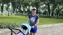 Greysia  masih tampil sporty saat mendorong stroller putrinya. Ia mengenakan t shirt, celana pendek, dah sneakers nya. [Instagram/@greyspolii]