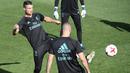 Aksi Cristiano Ronaldo melakukan jugling saat sesi latihan di Real Madrid sport city, (15/8/2017). Ronaldo tak bisa tampil melawan Barcelona pada leg kedua Piala Super Spanyol. (AFP/Javier Soriano)