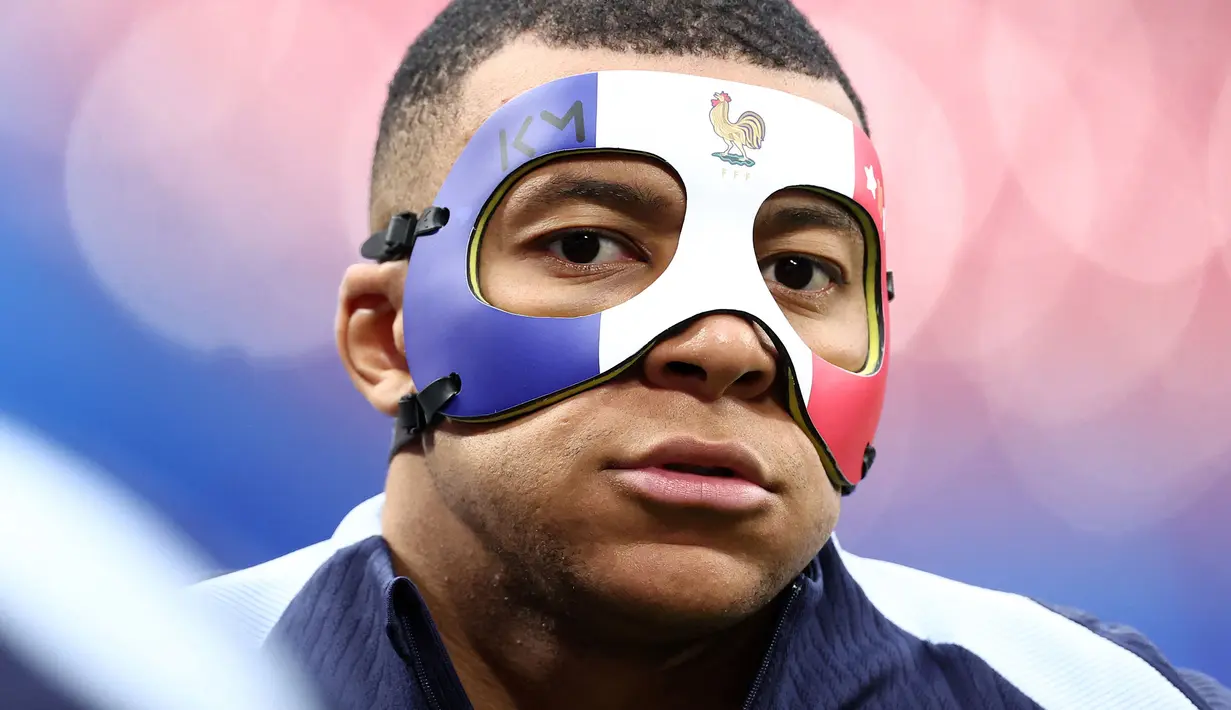 Pemain Prancis, Kylian Mbappe mengenakan topeng saat sesi latihan jelang laga melawan Belanda pada laga Grup C Euro 2024 di Leipzig Stadium, Leipzig, Jerman, Kamis (20/06/2024) waktu setempat. (AFP/Franck Fife)