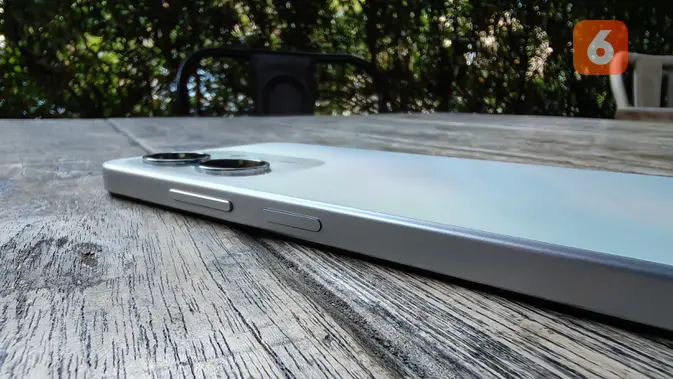 <p>Tombol volume dan kamera di Oppo A5x. (Liputan6.com/ Yuslianson)</p>