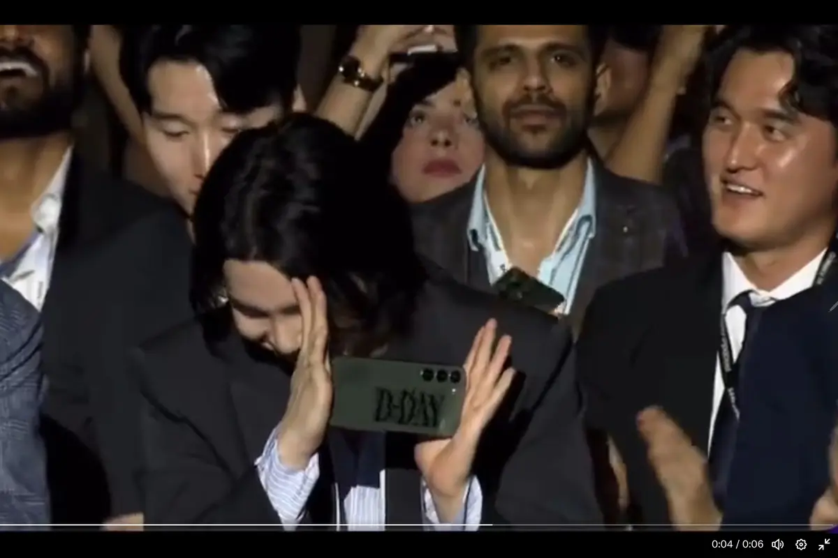 Suga BTS pamer HP Samsung-nya di Samsung Unpacked 2023 sambil malu-malu (Foto: Screenshot Samsung Unpacked).