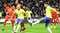 Seangkan kompatriot Messi di PSG, Neymar juga tampil apik saat Brasil menundukan Ghana dengan skor meyakinkan 3-0. Neymar bisa membuktikannya ke publik bahwa ia bukanlah seorang yang egois dalam mencetak gol. Buktinya kali ini, Neymar memberikan dua assistnya kepada Richarlison. (AFP/Damien Meyer)