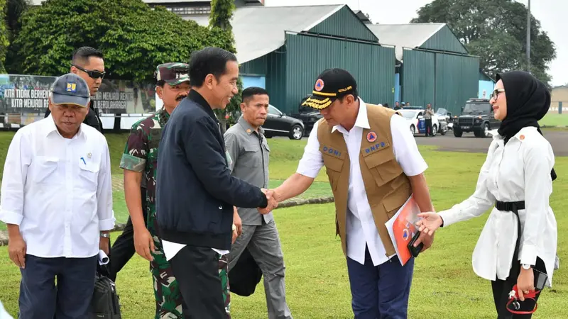 Presiden Jokowi dan Kepala BNPB Doni Monardo, Minggu (5/1/2020).