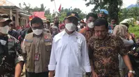 Menteri PMK, Muhadjir Effendy ketika berkunjung ke lokasi terdampak gempa Pasaman Barat, Kamis (3/3/2022). (Liputan6.com/ Novia Harlina).