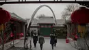 Sejumlah turis Jepang mengunjungi museum Dongsi Hutong di Beijing (26/2). Hutong mewakili suatu elemen budaya penting pada bandaraya Beijing. (AFP Photo/Nicolas Asfouri)