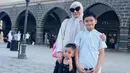 <p>Saat ini mereka sudah berada di Madinah. Mereka menginap di sana beberapa hari sebelum beranjak ke Makkah. (Foto: raffinagita1717)</p>