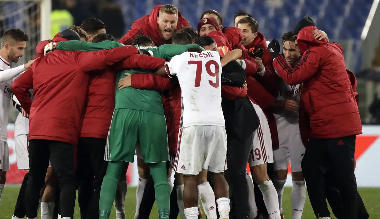 Para pemain AC Milan merayakan kemenangan atas AS Roma pada lanjutan Serie A di Rome Olympic stadium, (25/2/2018). AC Milan menang 2-0. (AP/Alessandra Tarantino)
